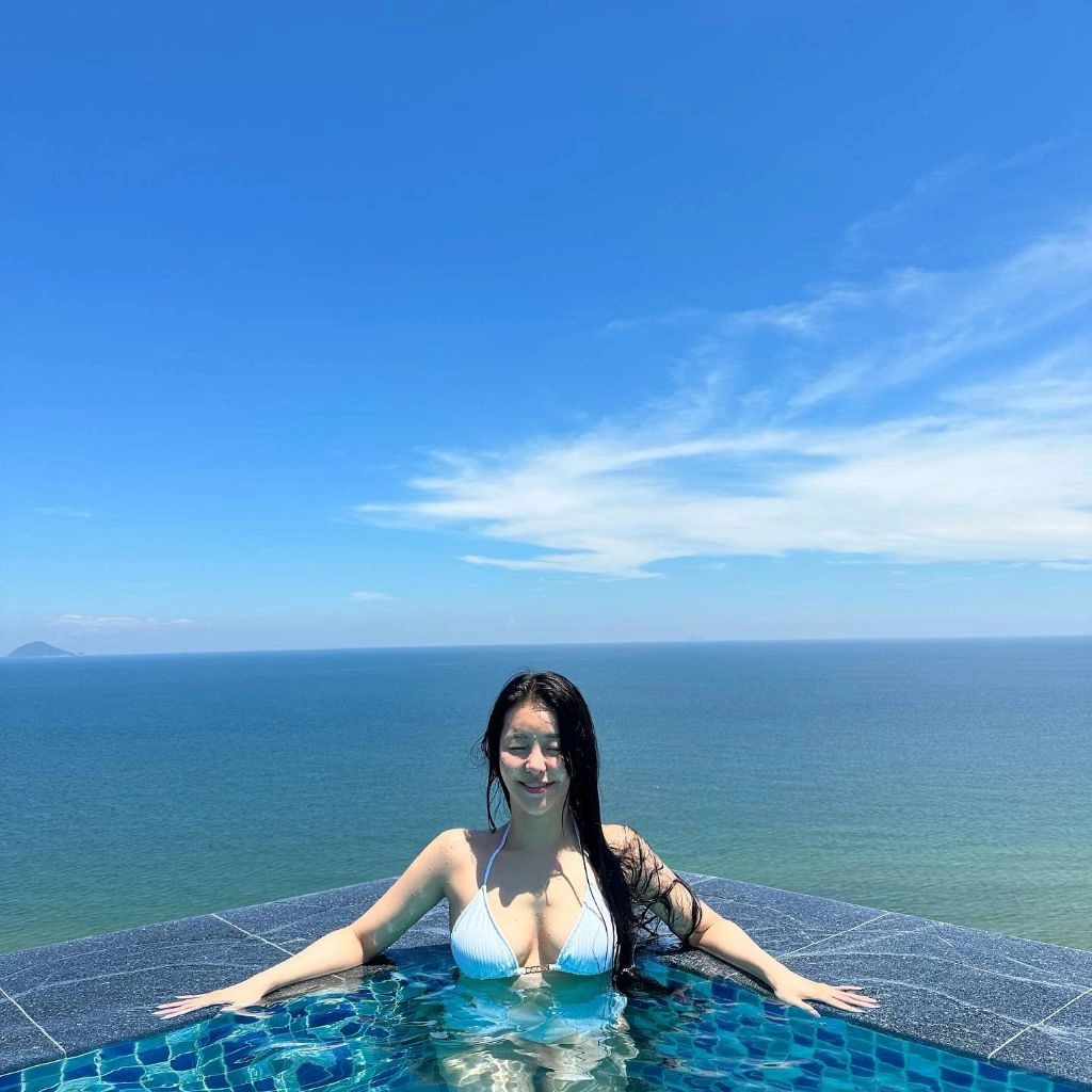 브브걸 남유정 하늘색 비키니