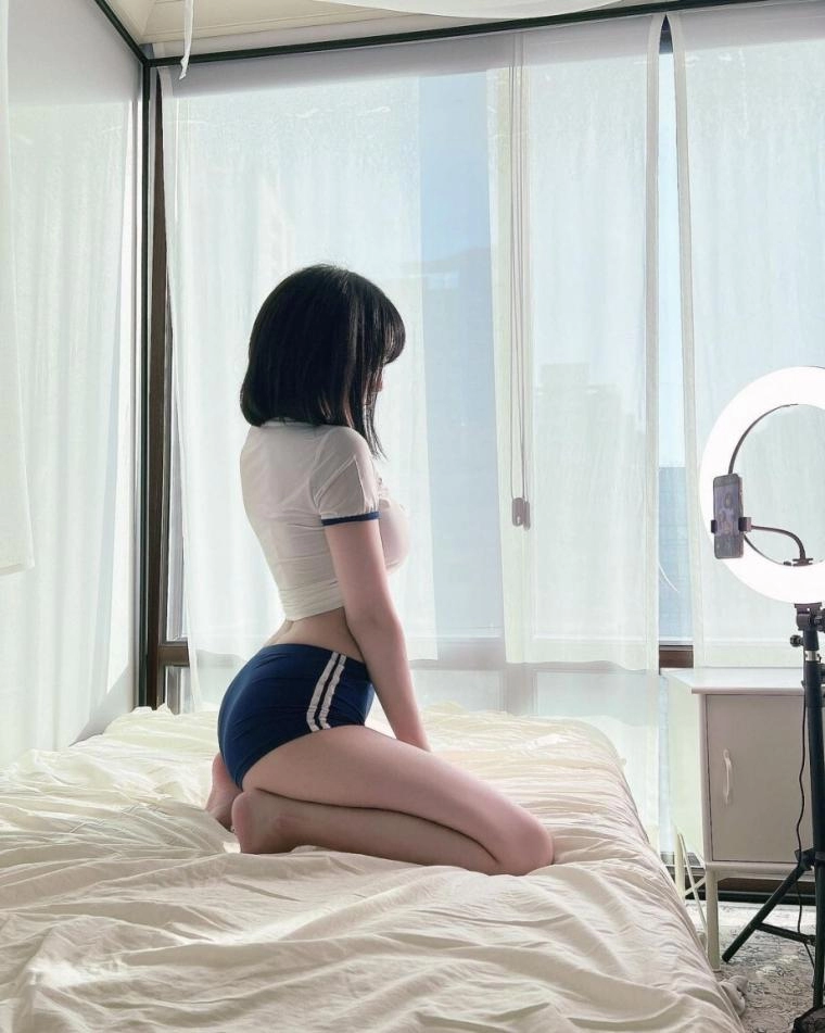 강인경 침대 위에서 반나체로..