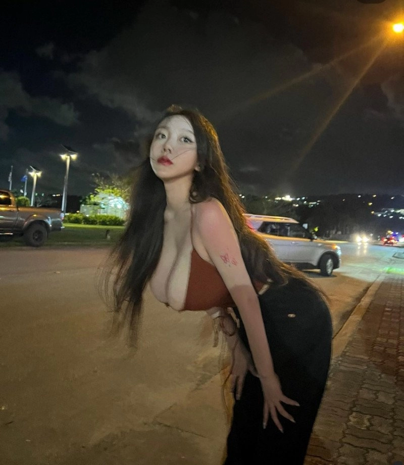 기무세딘 넘칠듯한 가슴 자랑