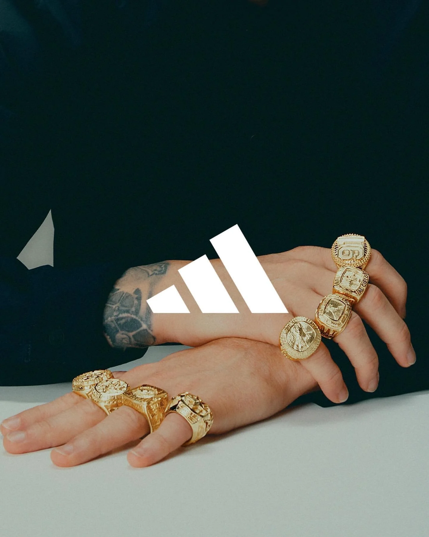 8개의 발롱도르 반지를 낀 메시