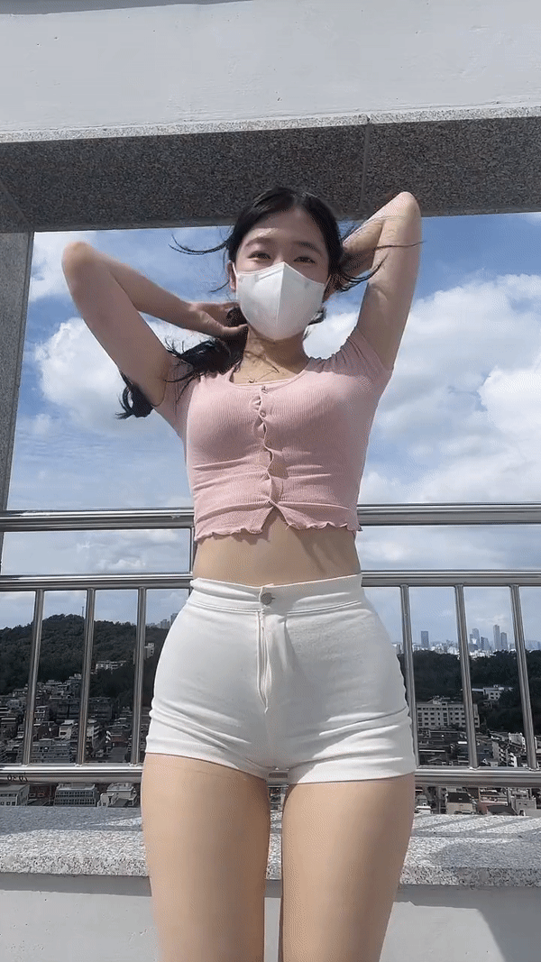 유튜버 두디 뒤치기 마려운 몸매