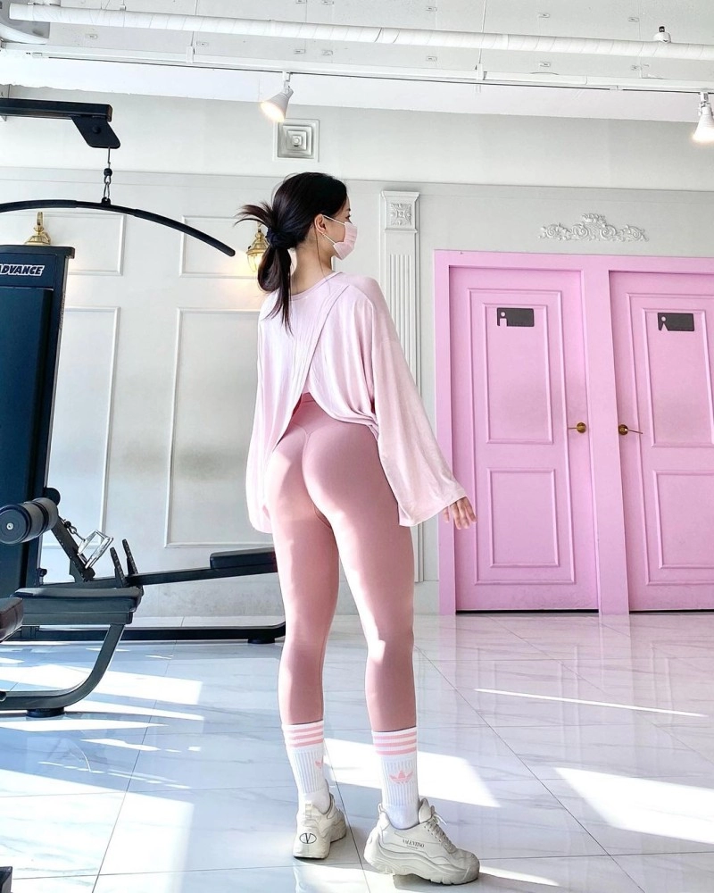 핫한 하체를 가진 레깅스 누나