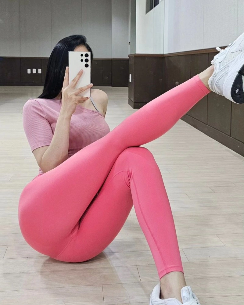 요즘 유행하는 적나라한 레깅스 인증 자세