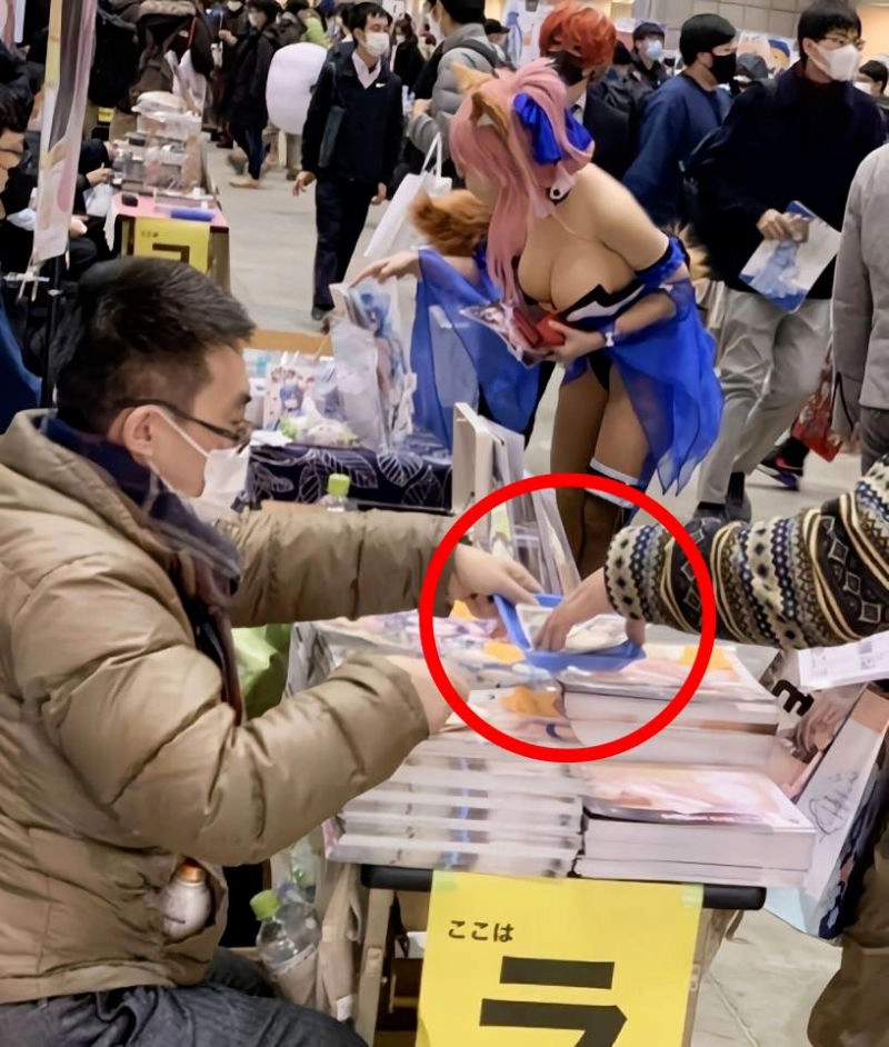 시선강탈 코스프레녀