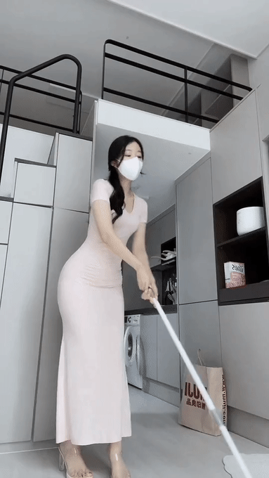 유튜버 두디 뒤치기 마려운 몸매