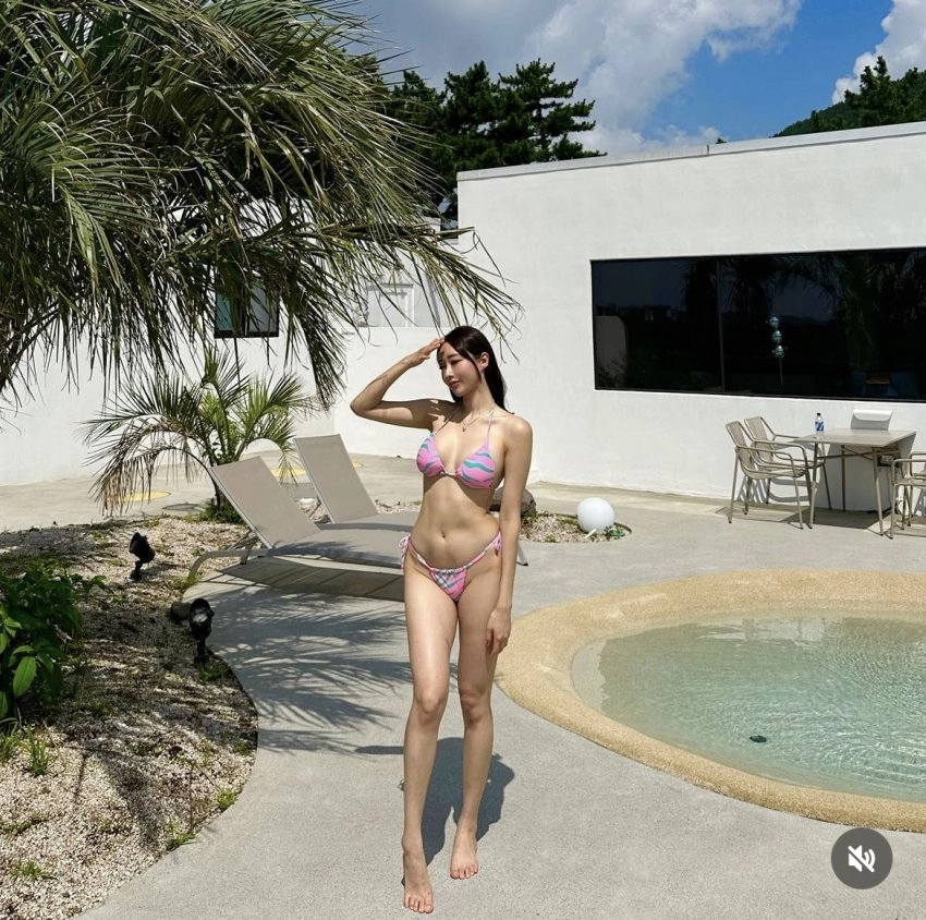 감탄 나오는 여자 트레이너 비키니 몸매