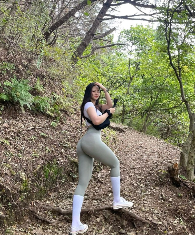 핫한 하체를 가진 레깅스 누나