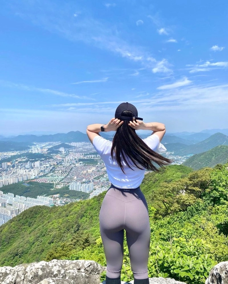 핫한 하체를 가진 레깅스 누나