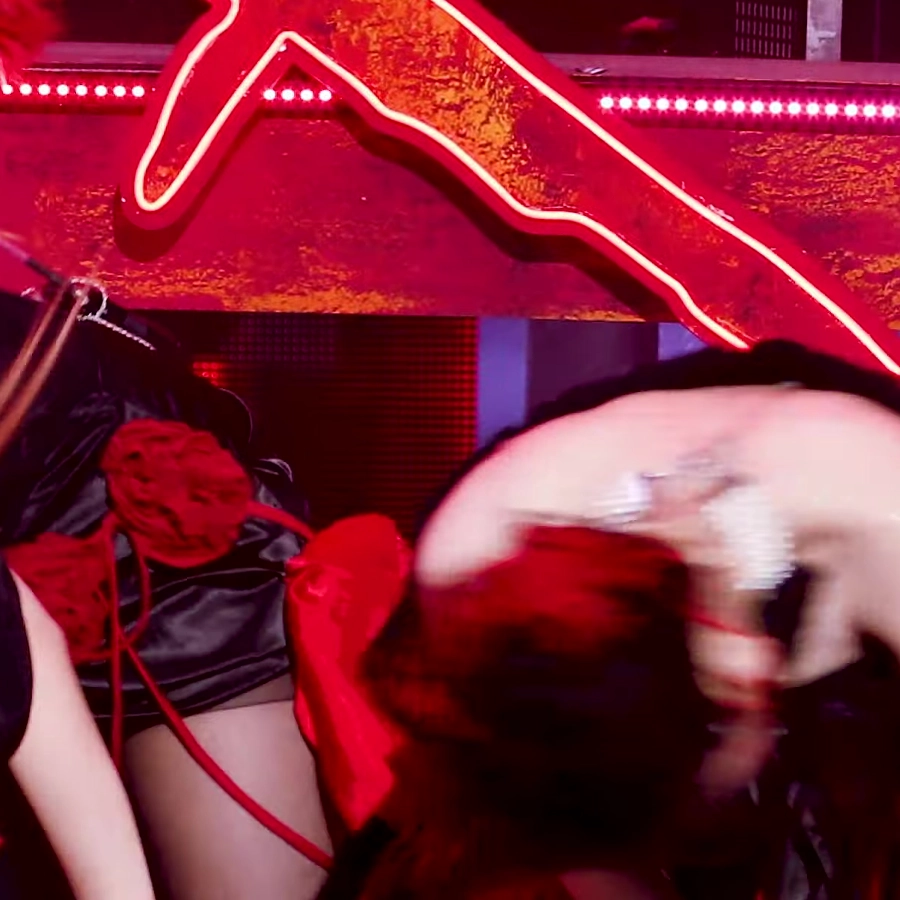 과감해진 묵직 가슴 노출 카리나