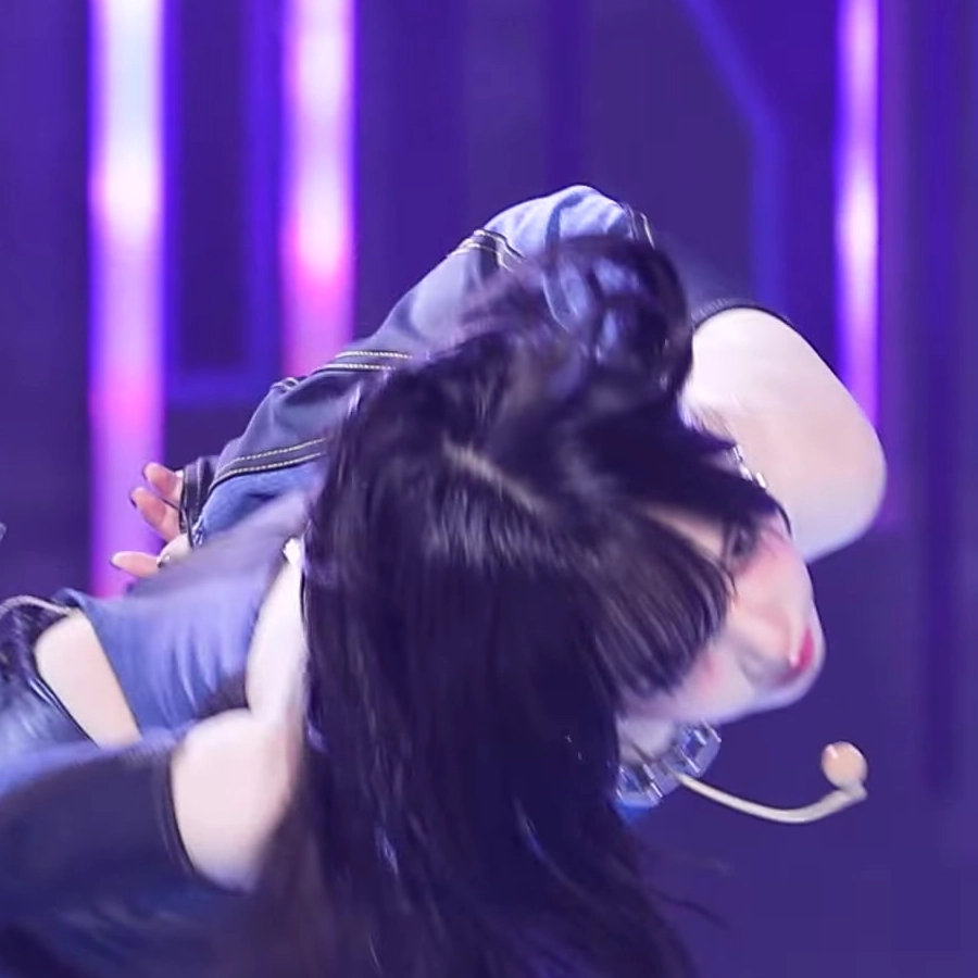 과감해진 묵직 가슴 노출 카리나