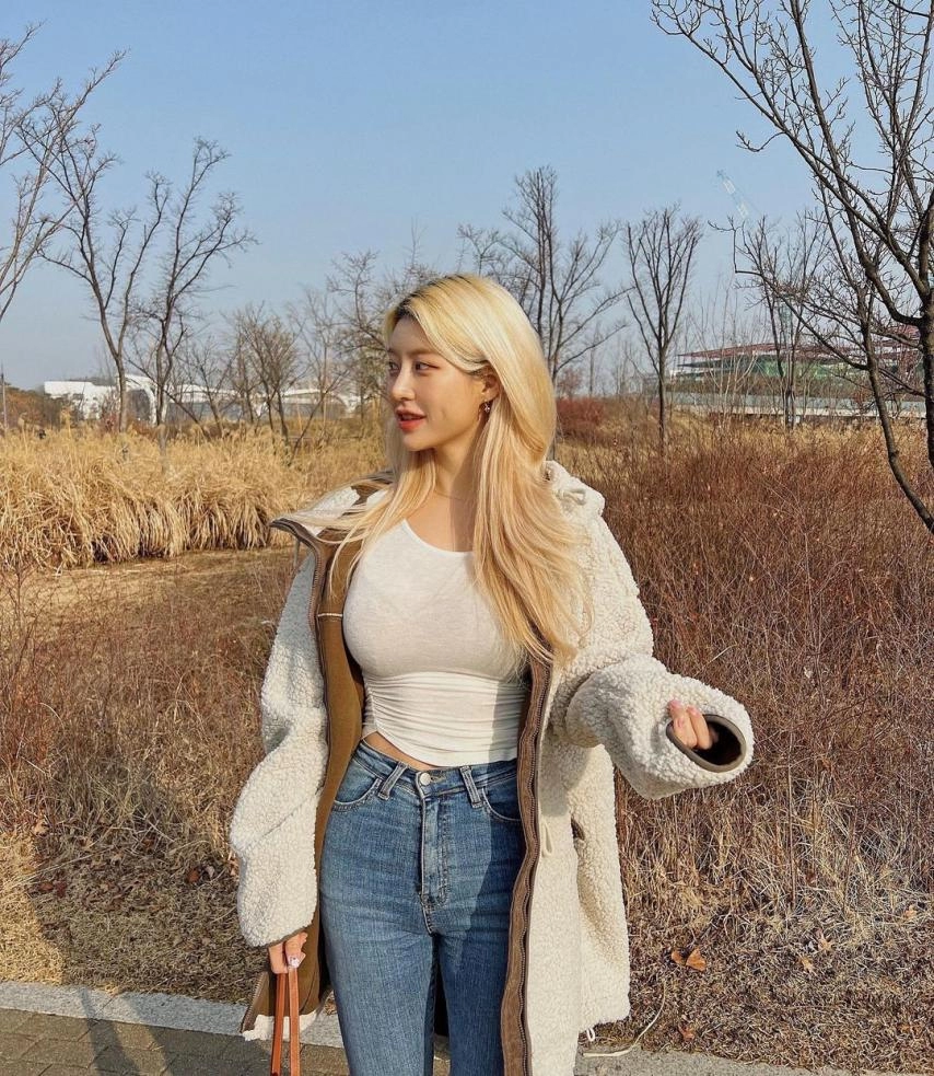 운동하는 섹시한 금발 누나