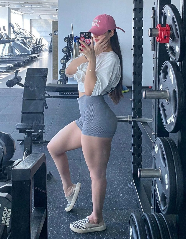 핫한 하체 레깅스 오운완 인증으로 유명한 인플루언서