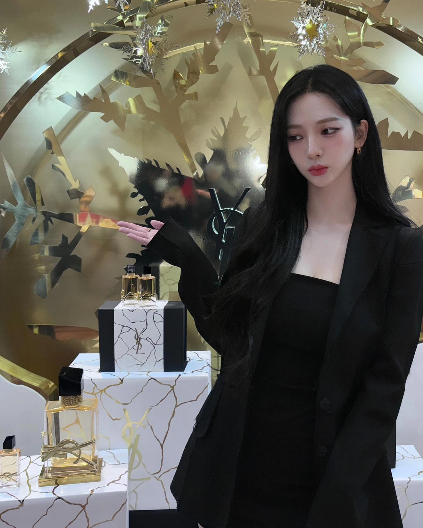 색기 쩌는 묵직한 카리나 원피스