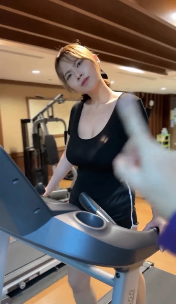 올바른 운동 자세를 교정받는 거유 처자