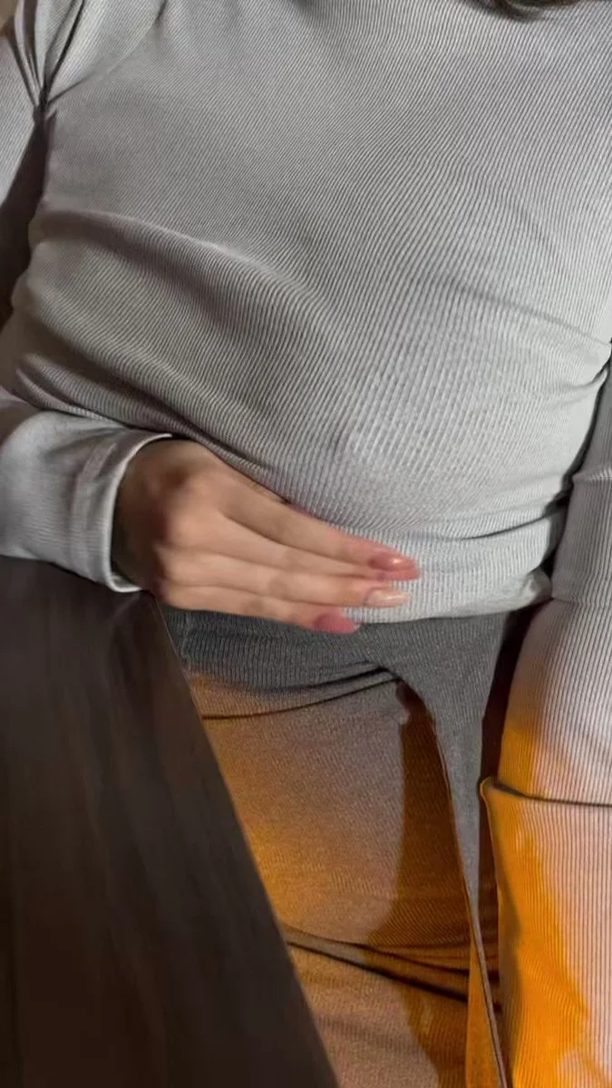 노브라 가슴갖고 노는 회색니트 처자