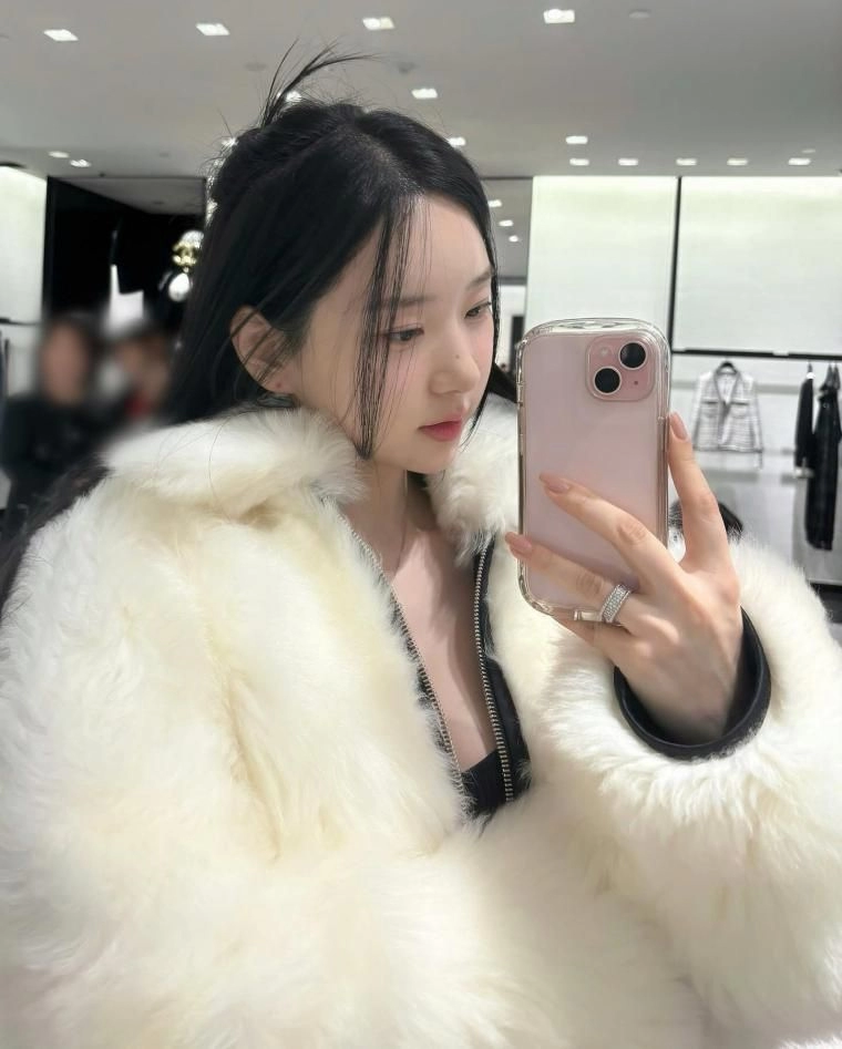 미시룩의 정석을 보여주는 신재은 노출