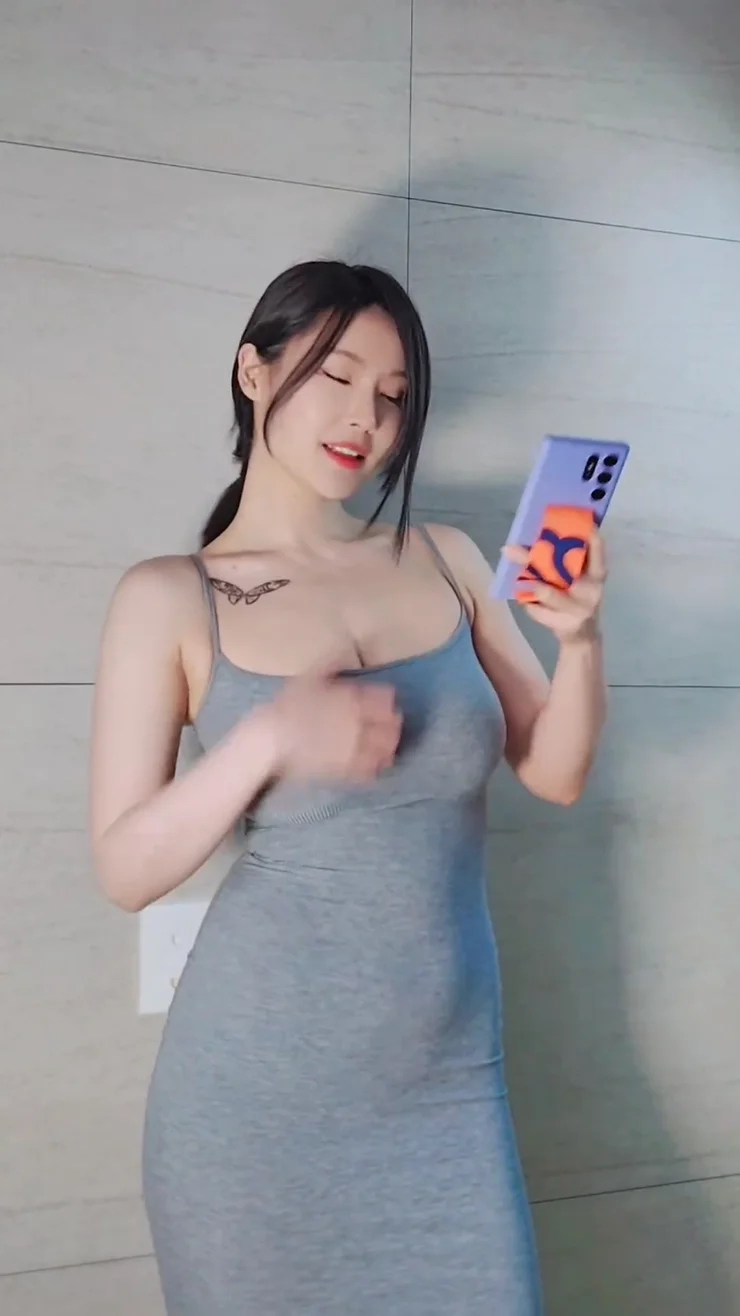 가슴 사진찍어서 보여주는 동탄룩 처자