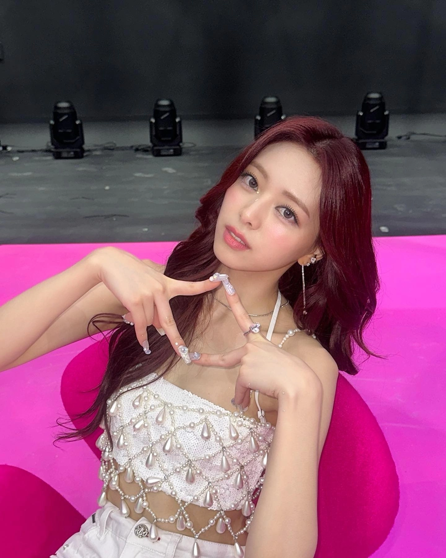 핑크색 크롭티 + 체크 초미니 매끈한 각선미와 배꼽 ITZY 유나