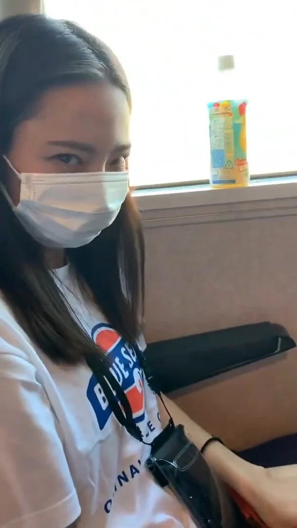 버스안 허벅지 만지니까 째려보는 여친