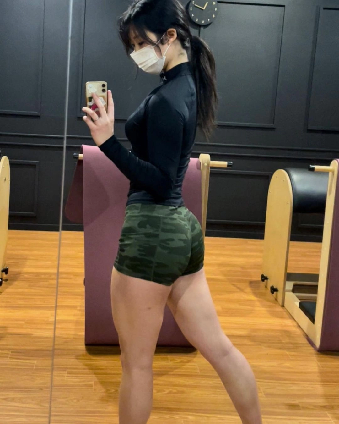 운동하는 여대생 탄탄한 몸매