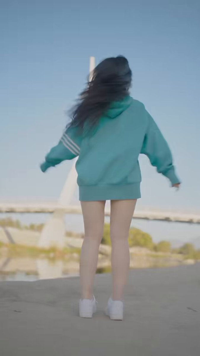 공원에서 포즈잡는 하의실종 티팬티 처자