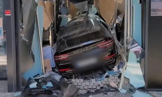 직원이 다 지각해서 인명피해 없던 차량돌진 사고