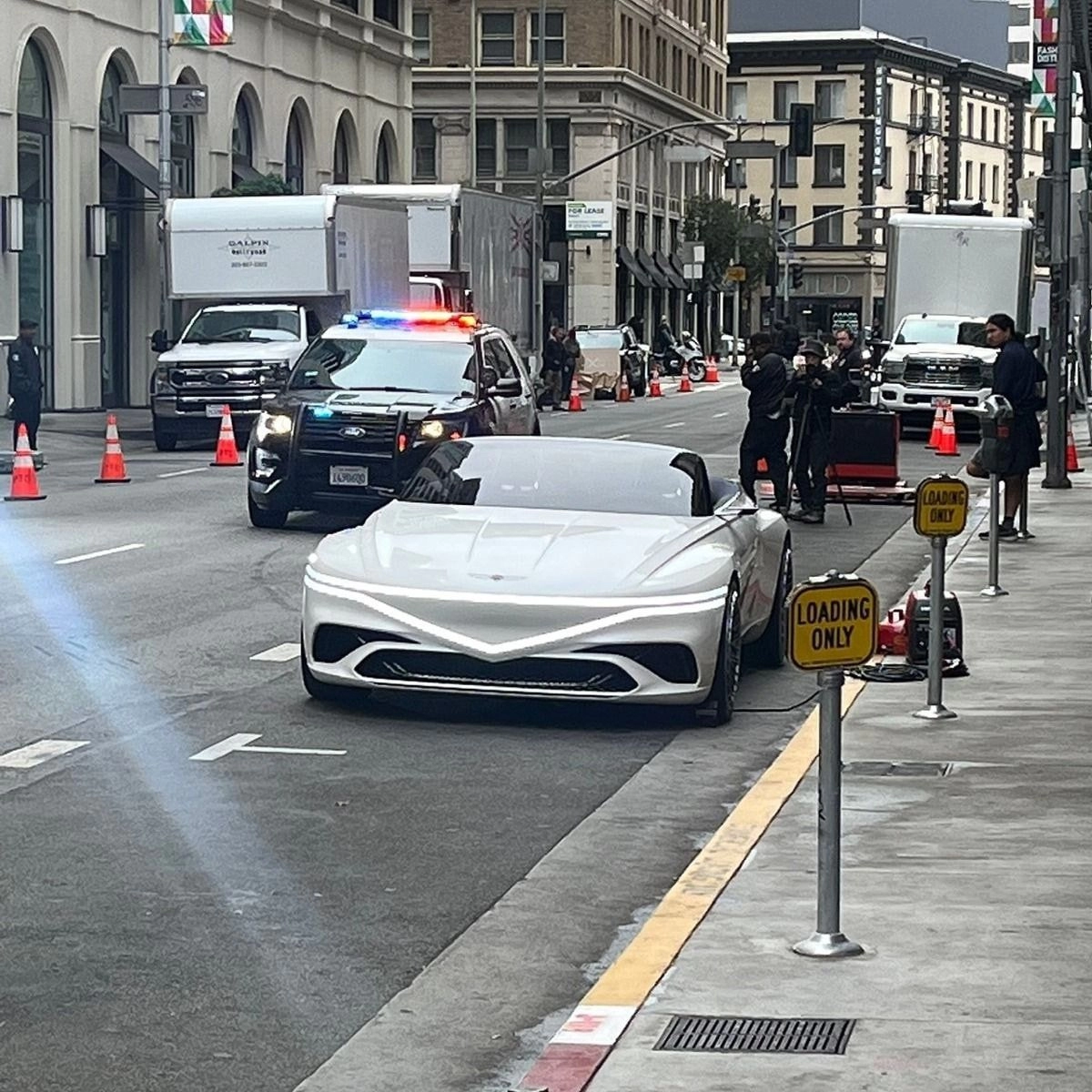 해외 도로에 나타났던 제네시스 컨버터블 컨셉트카 실물