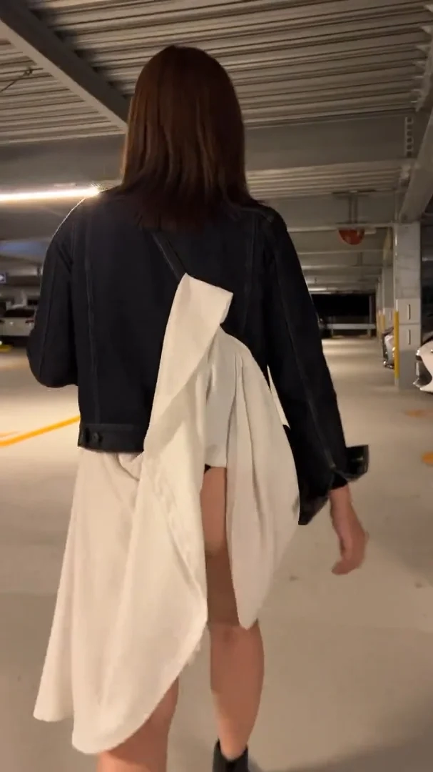 가방끈에 치마가 말려올려간 뒷모습