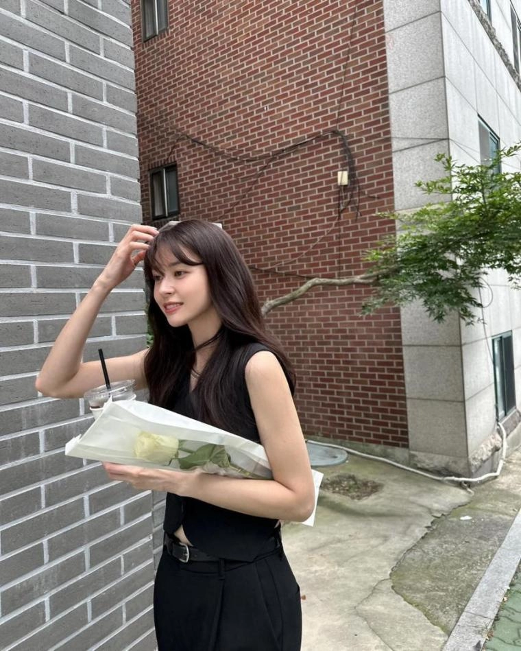 권나라 러블리한 검은색 란제리룩 원피스
