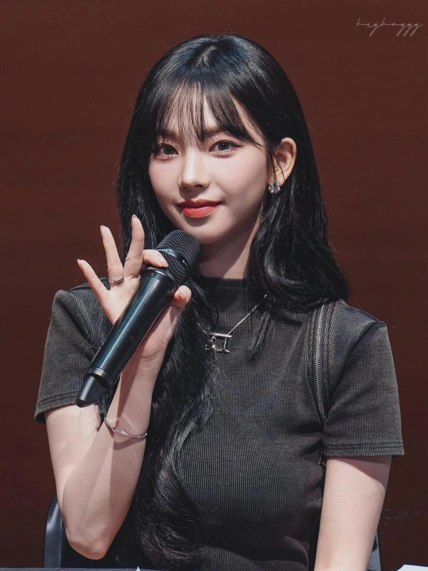 옆구리 트인 골지원피스 묵직한 가슴 에스파 카리나 - 대만 팬사인회