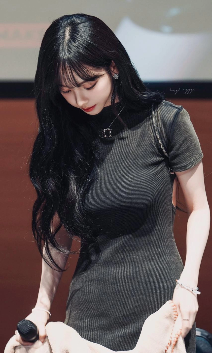 옆구리 트인 골지원피스 묵직한 가슴 에스파 카리나 - 대만 팬사인회