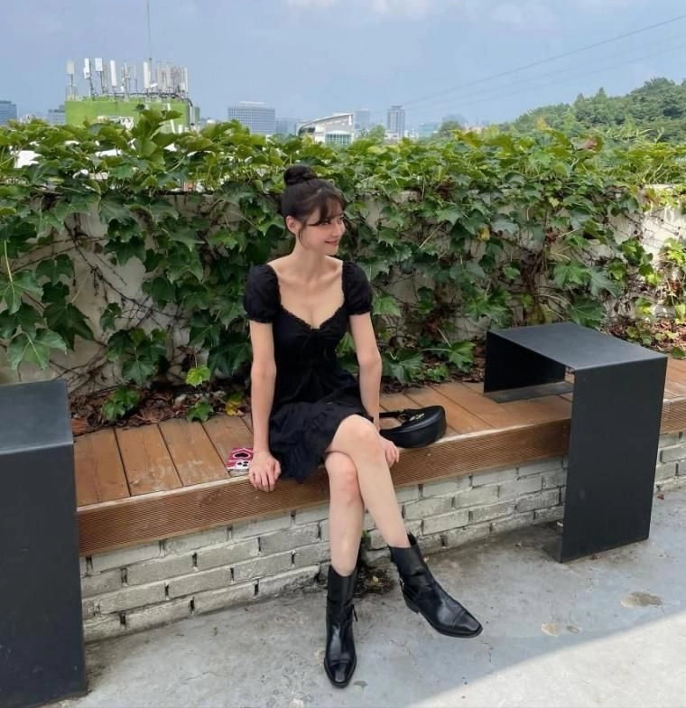 권나라 러블리한 검은색 란제리룩 원피스