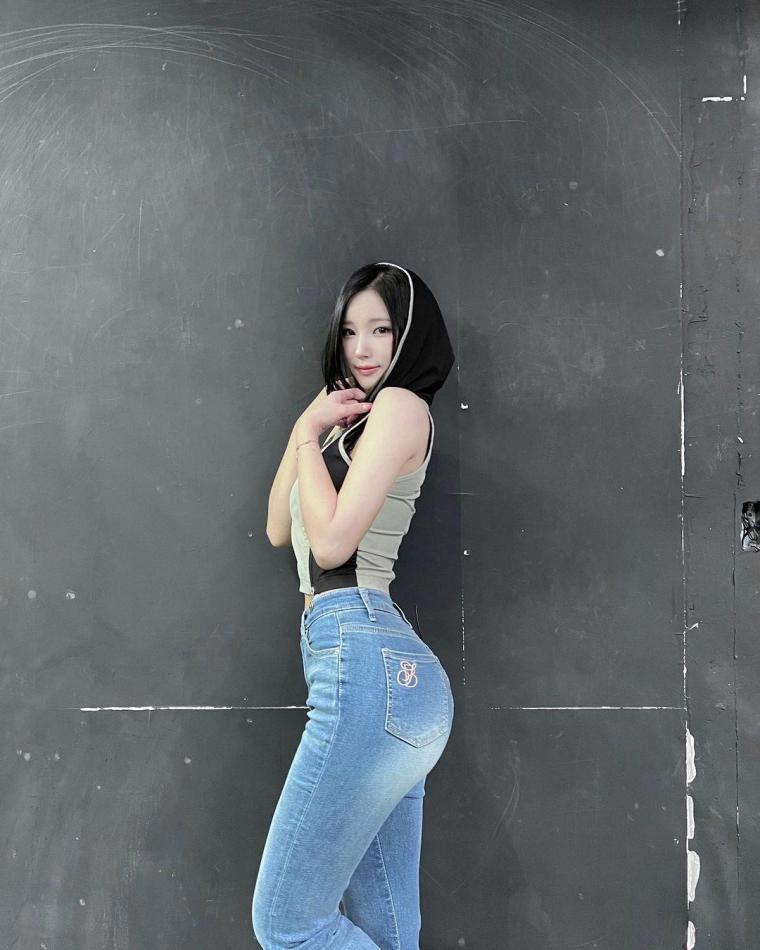 후드를 쓴 앨리스 소희 크롭민소매 배꼽 청바지 화난 엉덩이