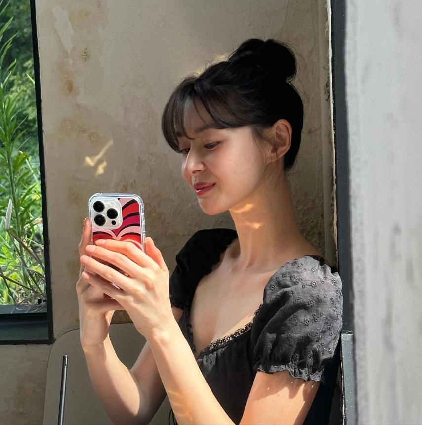 권나라 러블리한 검은색 란제리룩 원피스