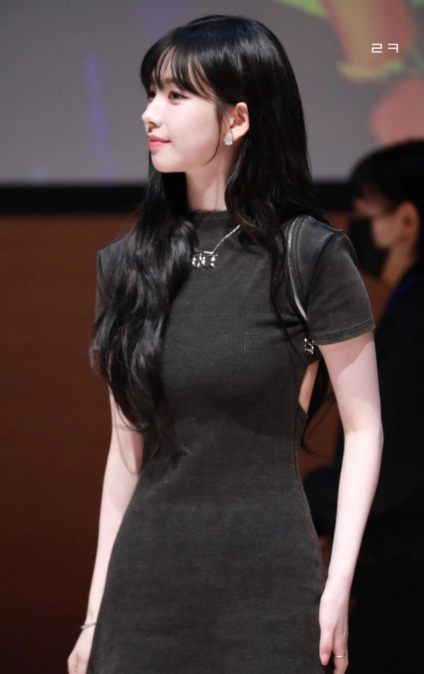 옆구리 트인 골지원피스 묵직한 가슴 에스파 카리나 - 대만 팬사인회