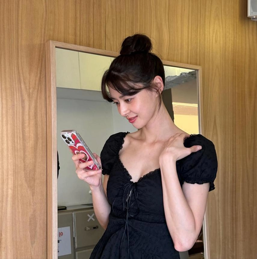 권나라 러블리한 검은색 란제리룩 원피스