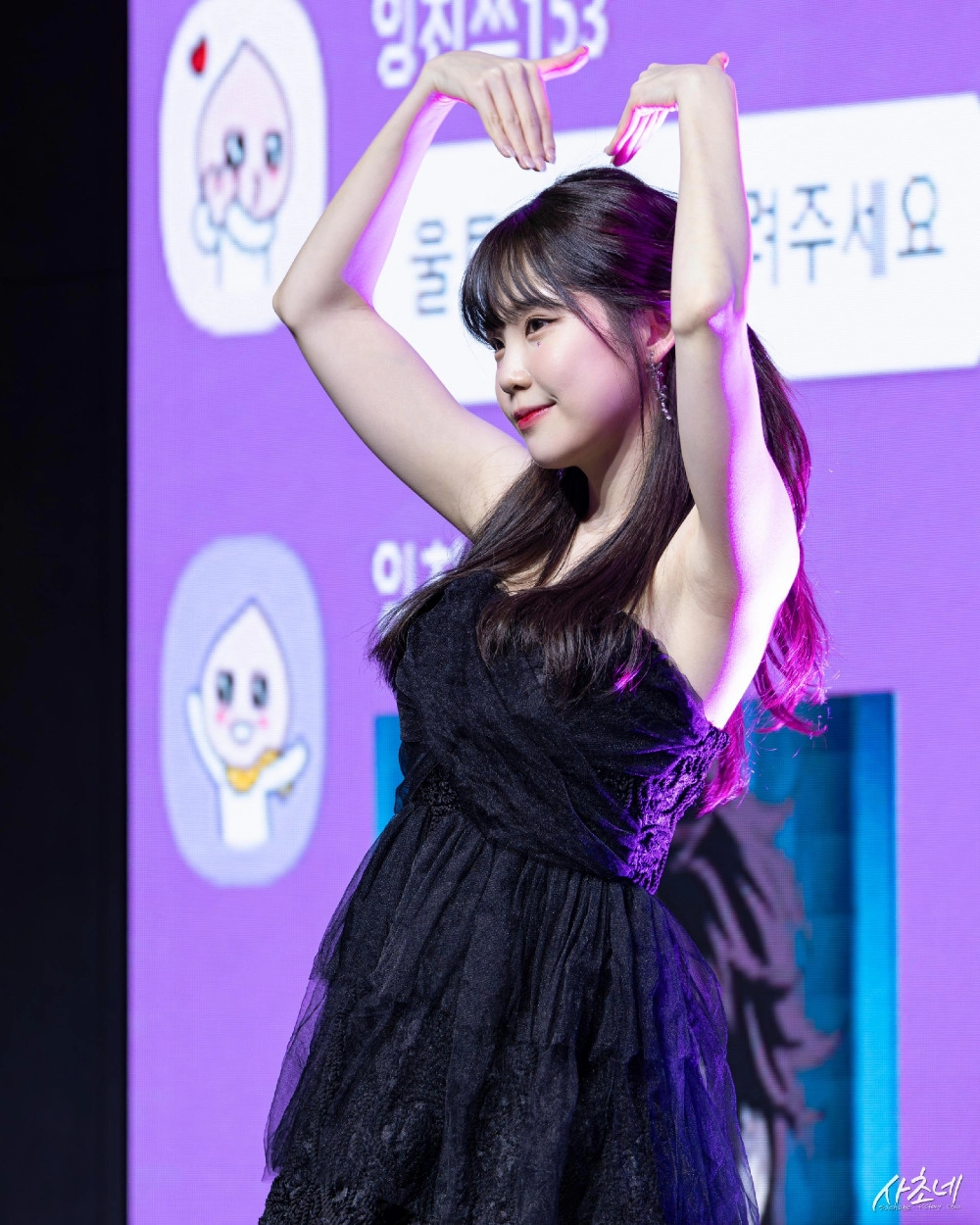 블랙 오프숄더 드레스 머리위로 하트 하는 우ㅈ잉 야드랑이