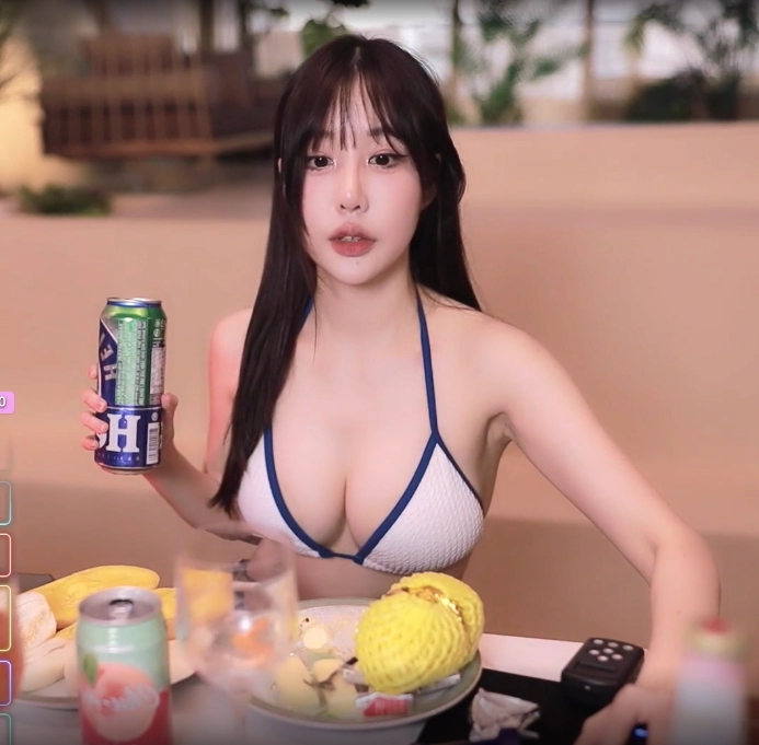 이 누나도 비키니 방송을 하네