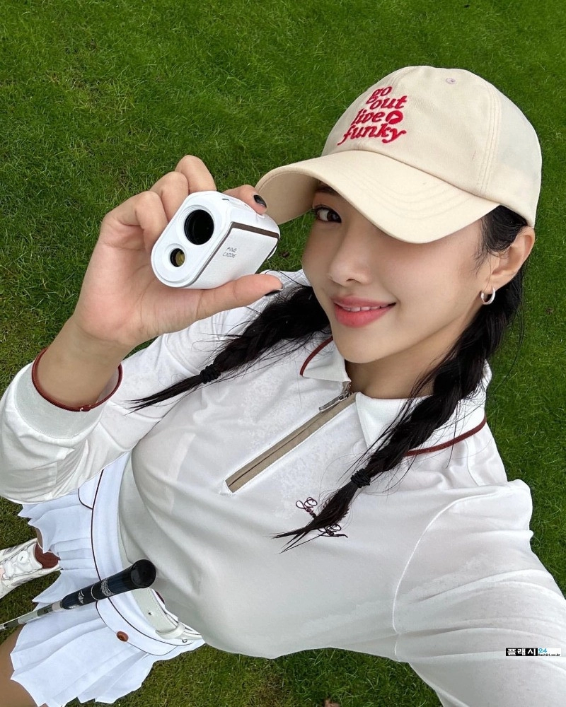 가운데가 파인 모델 신해리 수영복