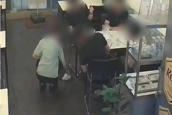 바닥에 맥주 붓고 행패 부리던 공무원 근황