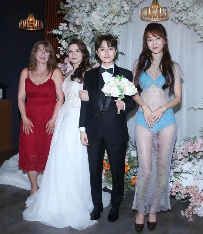 딸 결혼식에 비키니 시스루 드레스를 입고 온 엄마