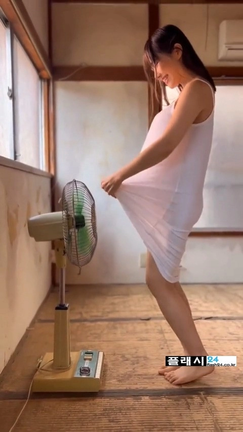 선풍기로 더위를 날리는 처자