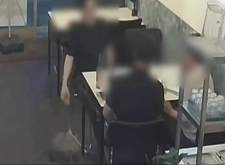 바닥에 맥주 붓고 행패 부리던 공무원 근황