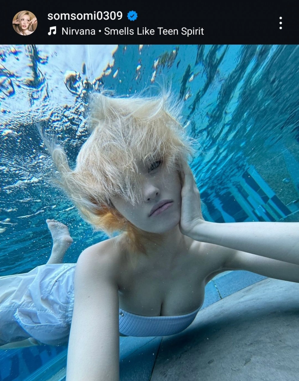 수영장 물 안에서 대놓고 가슴 보여주는 전소미