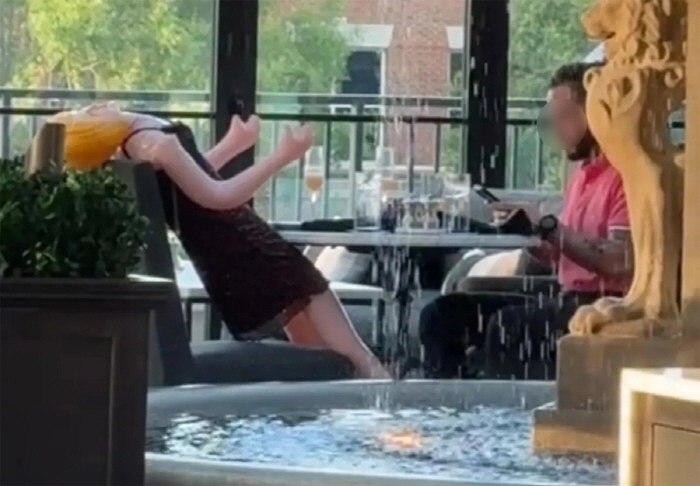 리얼돌과 식당에 온 남성