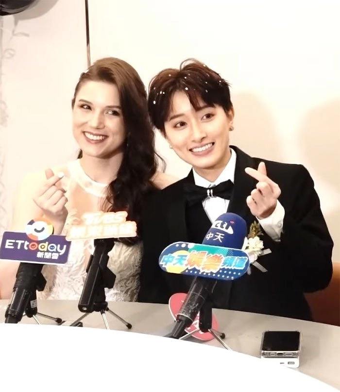 딸 결혼식에 비키니 시스루 드레스를 입고 온 엄마