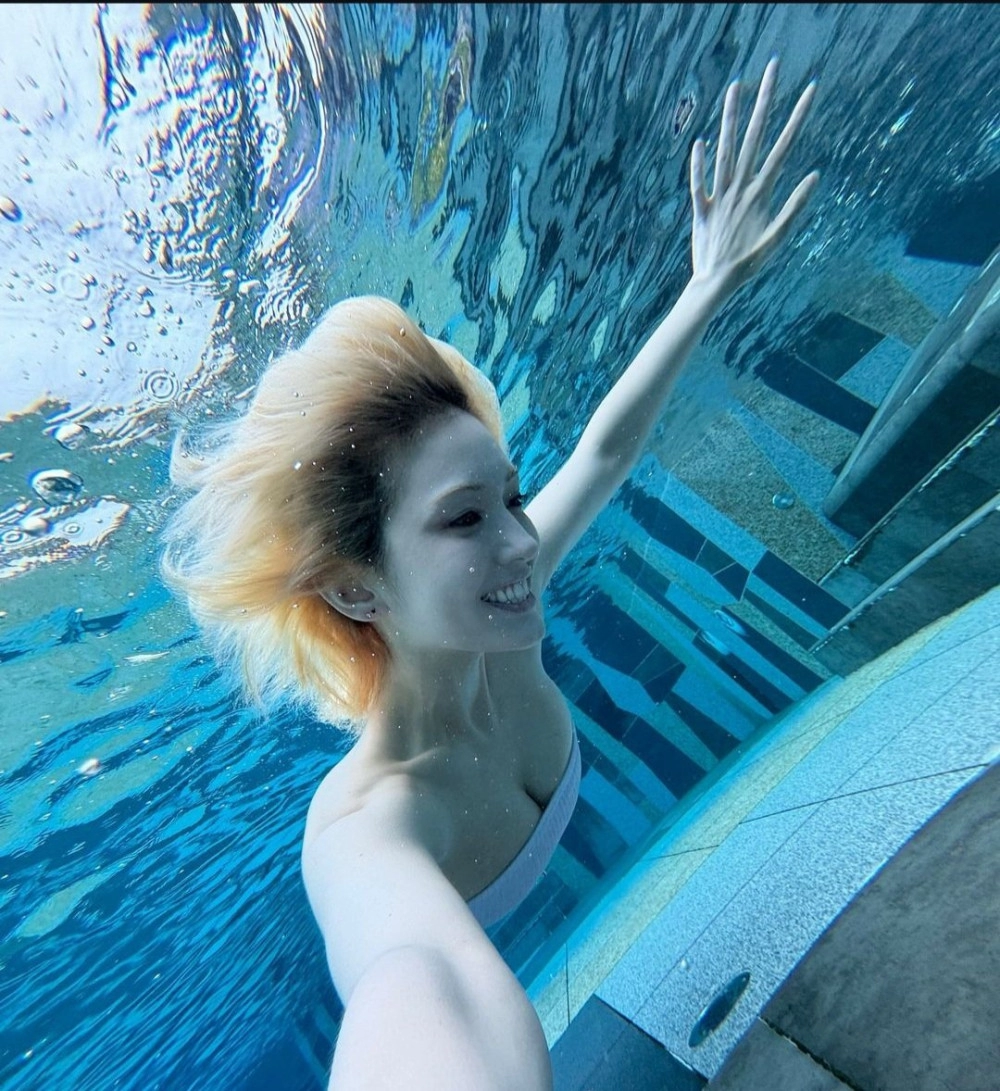 수영장 물 안에서 대놓고 가슴 보여주는 전소미