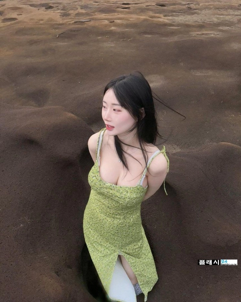 야외에서 샤워하는 하얀 누나