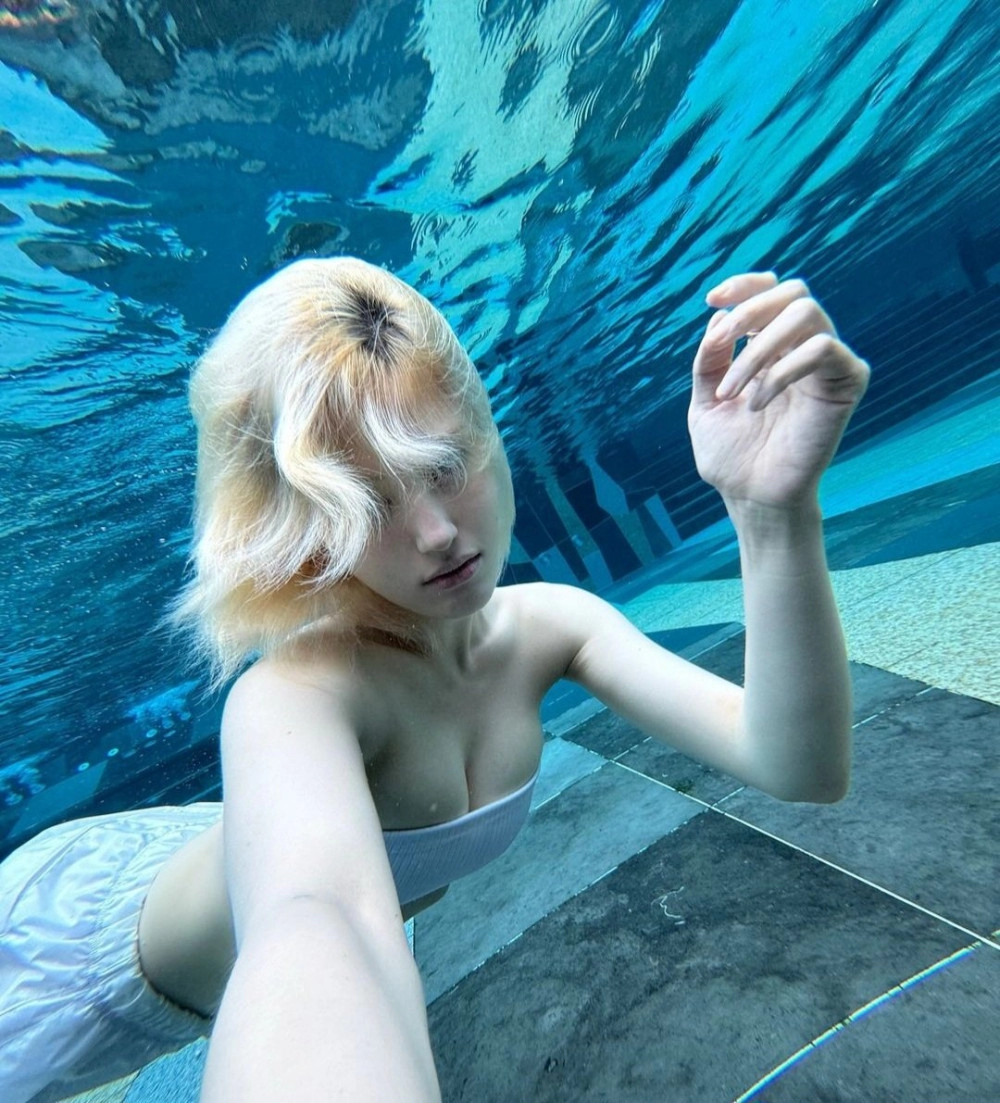수영장 물 안에서 대놓고 가슴 보여주는 전소미