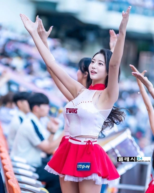 ㅇㅎ)잠잠해도 할 건 다하는 김이서 치어리더